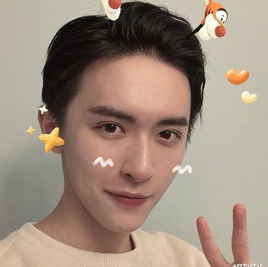 单眼皮内娱最假双眼皮PK，就差割到脑门了，生怕别人看不出是割的？