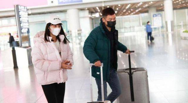 王智 王智与丈夫同框亮相，连行李箱都老公帮拿，自己被宠成公主模样