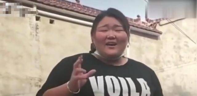 身材|大衣哥女兒舉起零食要打偷拍者，身材是嫂子兩倍胖，被眾網友求親