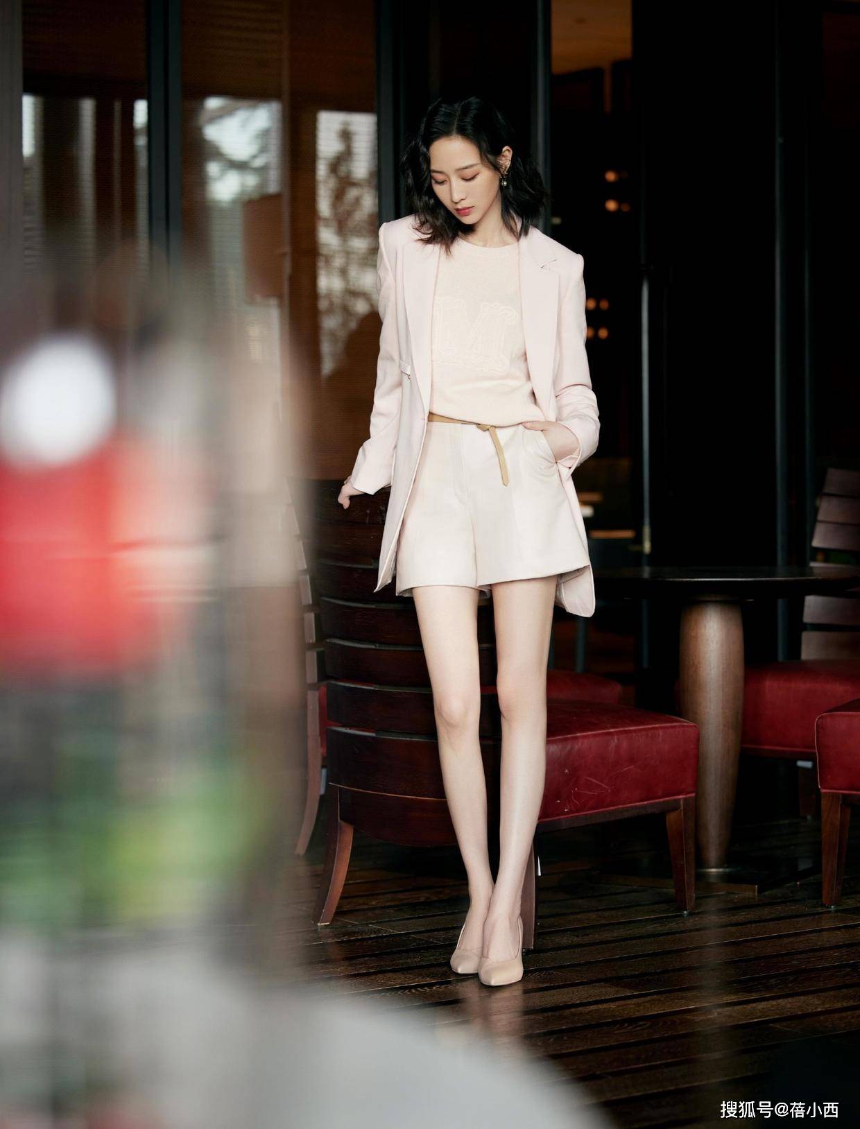 颜色 “张钧甯”的私服穿搭真时髦，穿格纹外套配卫衣，直接照穿也洋气