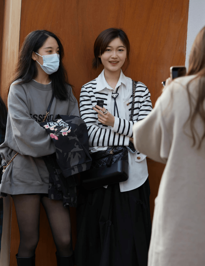 显得 原来上海女孩这么会穿！不用奇装异服就很好看，时尚感“一绝”