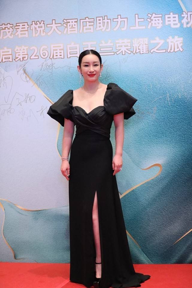 气势 中年的秦海璐还热衷泡泡袖,长纱裙透亮时尚,有点显胖但气势挺足