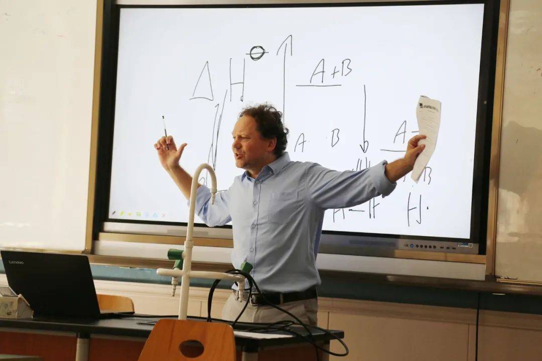 中国科学院生物学博士上课每一堂都抓住宏文学子的灵魂