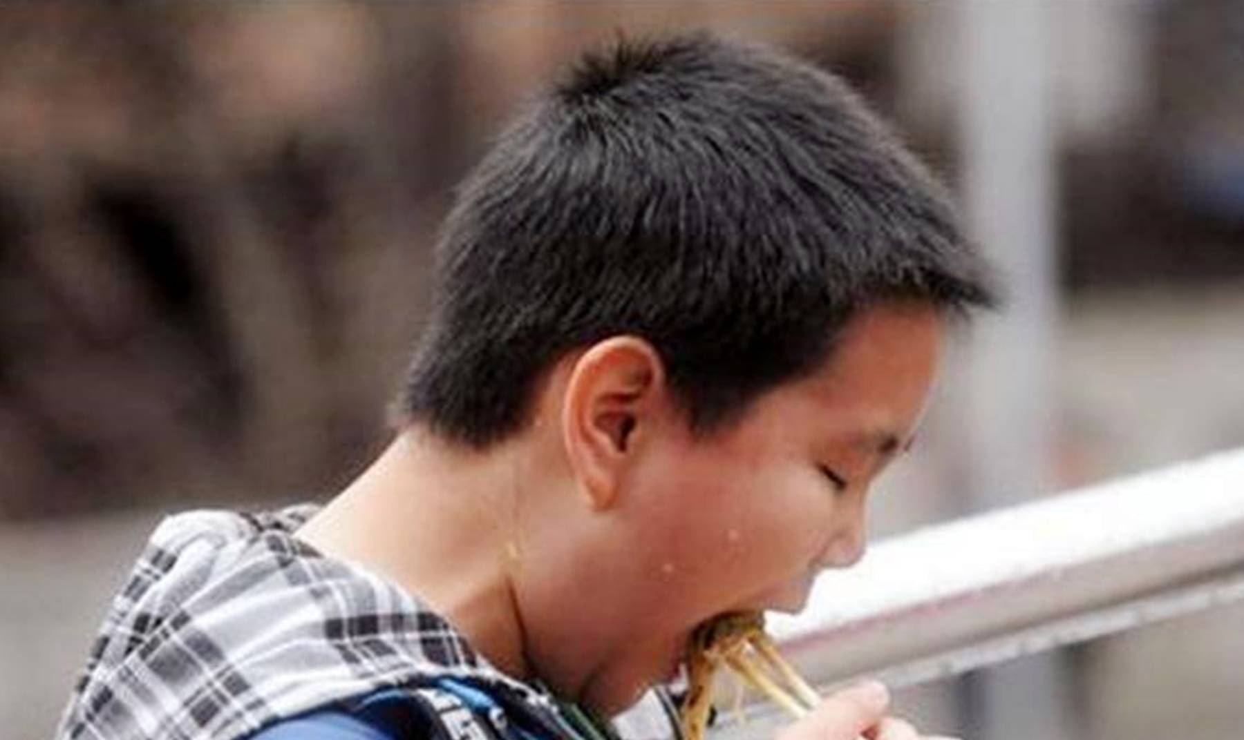 菲菲|中国妈妈常做的三种“糊弄早餐”,看似省事有营养,实则害娃不浅