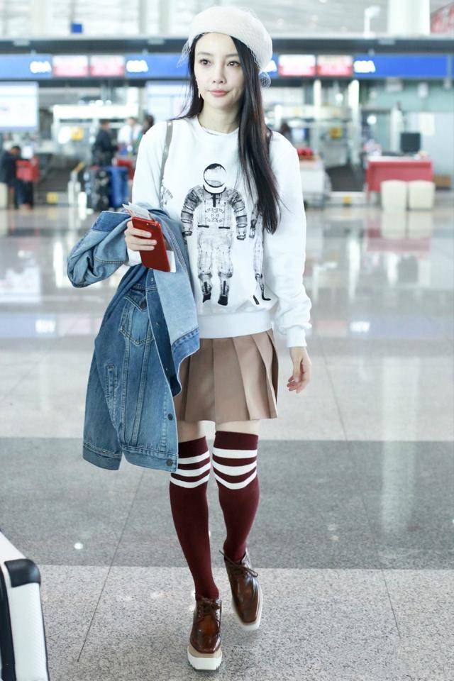 李小璐越来越嫩了短裙配双马尾辫好少女纤细长腿太吸睛了