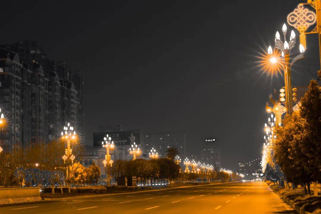 高楼林立犹如点亮夜空的焰火黑色与金色的融合刚柔相济仁寿的夜便开始