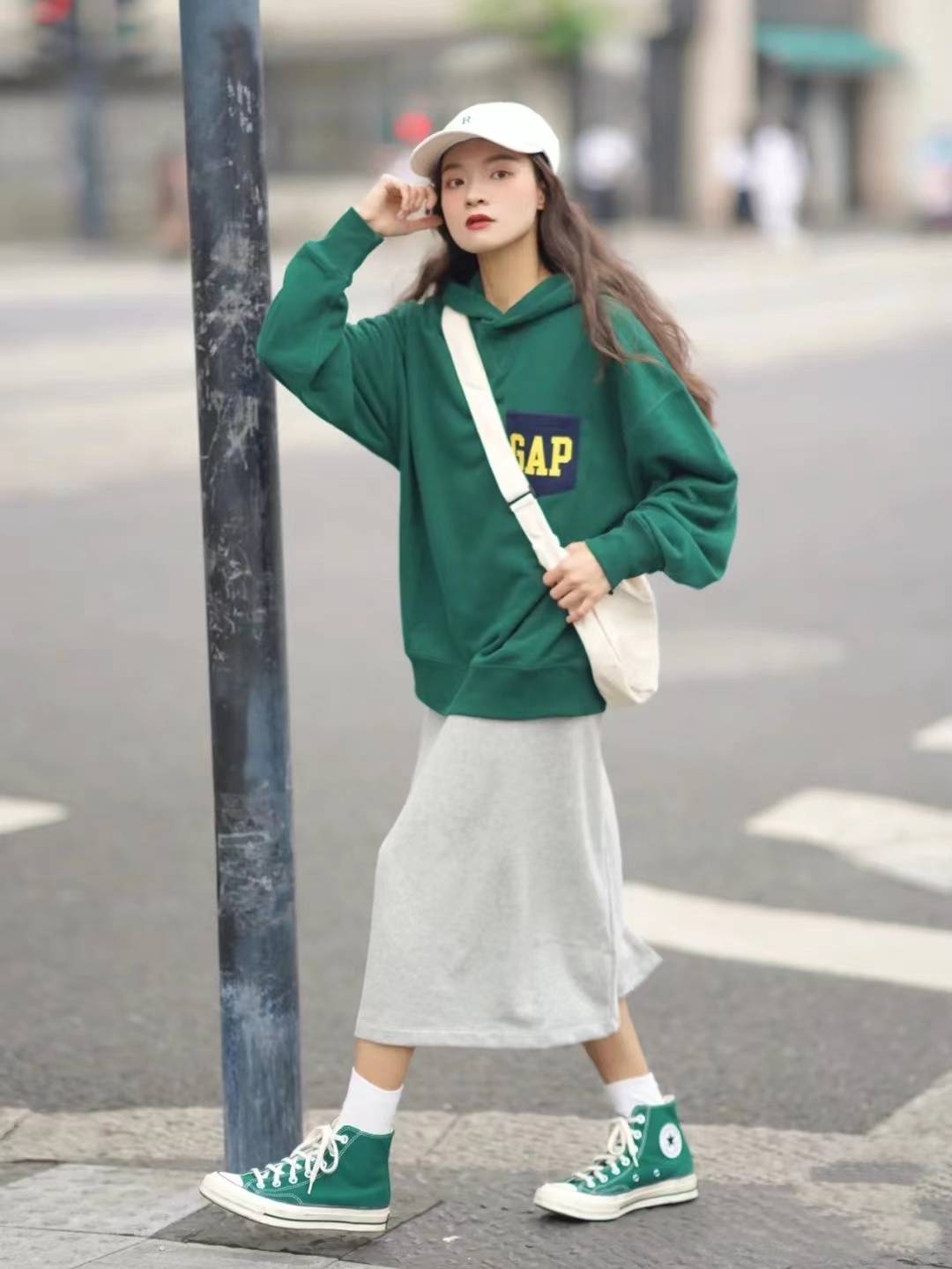 偏向 “卫衣”是什么衣服，又有哪些分类，日常搭配该如何选择？