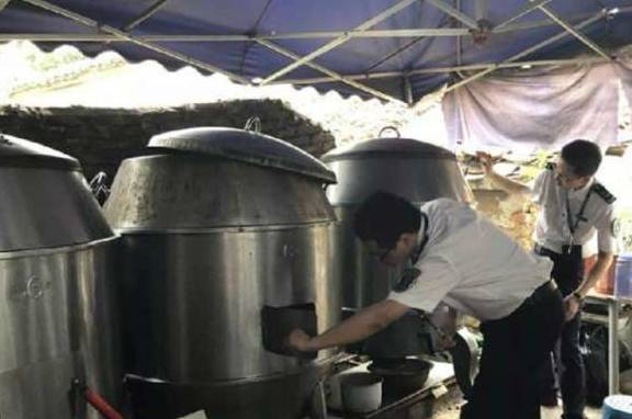 黑心|7岁男孩肚子疼,胃里发现一团“胶”,有些“营养零食”太坑娃