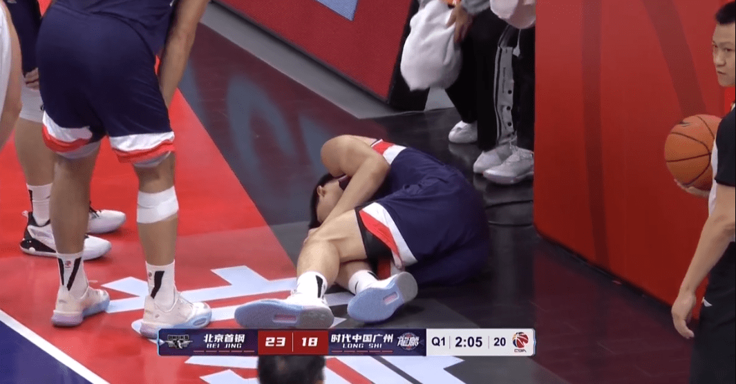 方硕伸腿险些绊倒对手遭到违体,梅森推搡田宇翔,裁判给出重罚_进攻