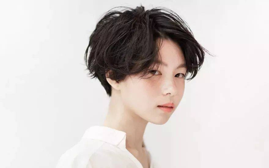 发型为何大部分女人过了40岁，就喜欢剪短发？这背后有啥说法？