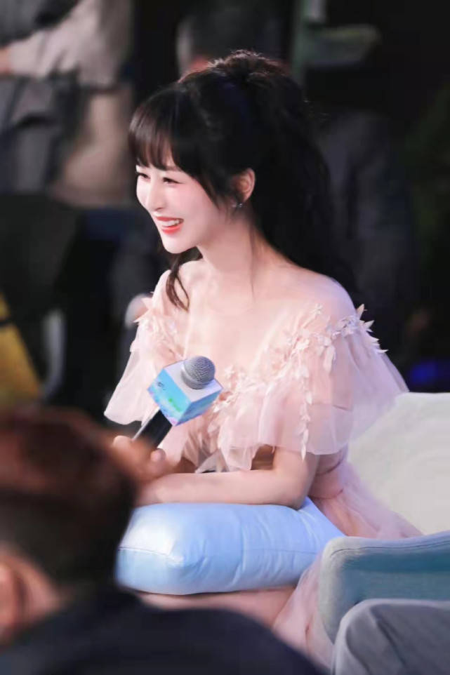 江苏五龙杨紫化身迪士尼在逃公主可爱非凡