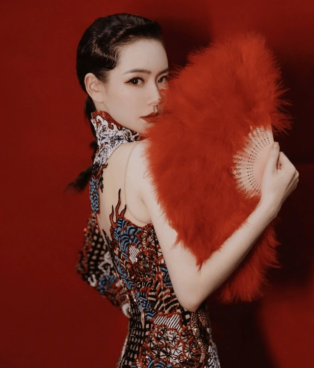 人气 外号人称“戚哥”，人气高，娱乐圈中的时尚达人