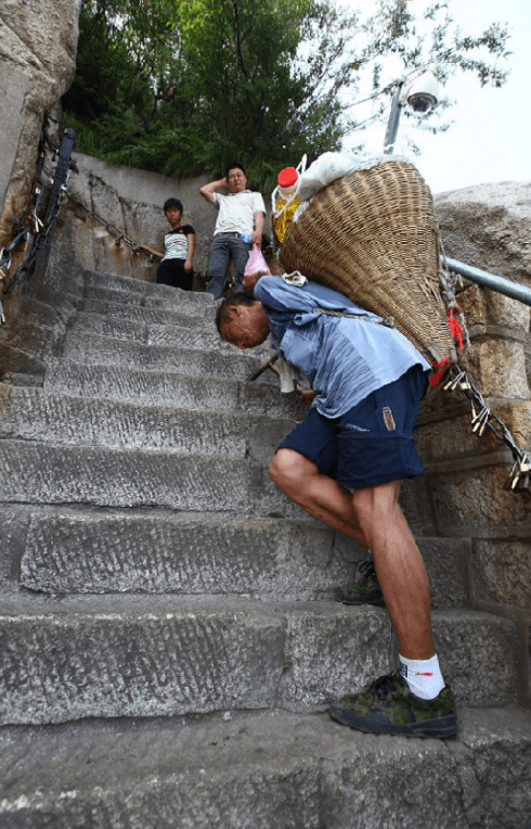 何天武华山独臂挑夫背100斤货物坚持十年只为家的信念