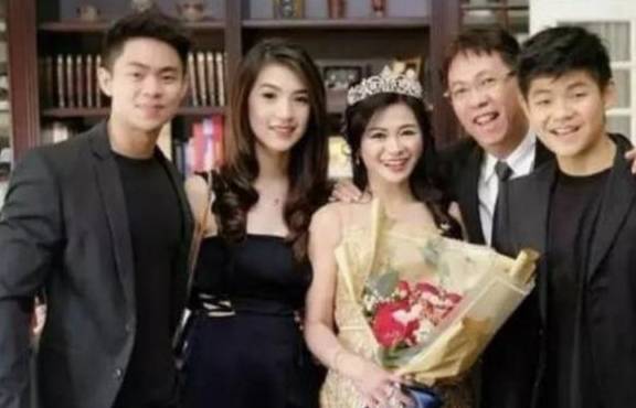 产房最美外婆产房外走红，风头盖过孙子，外婆：别看我了，看宝宝