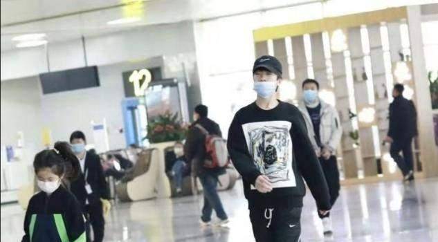 黑色 张亮一对儿女罕走机场，天天暖心跟身后，妹妹和哥哥走路姿势一样