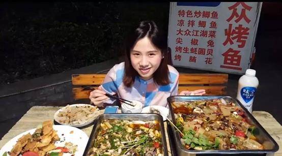 其实密子君算是吃播界的一姐,前男友谈鹏可以说完全是被她带起来的