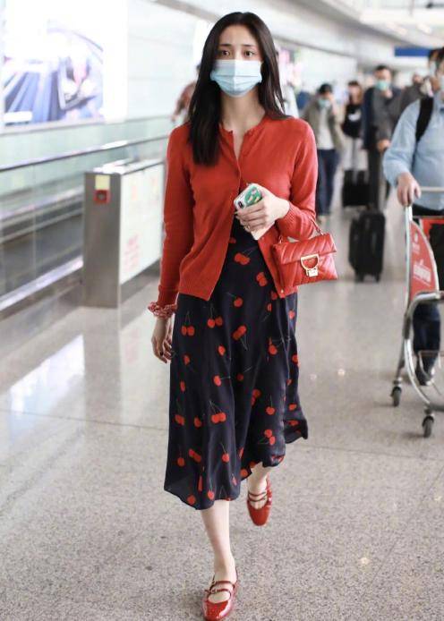 大妈 巩俐也难逃中年发福，可爱碎花裙穿出大妈感，肤色暗淡变化有点大