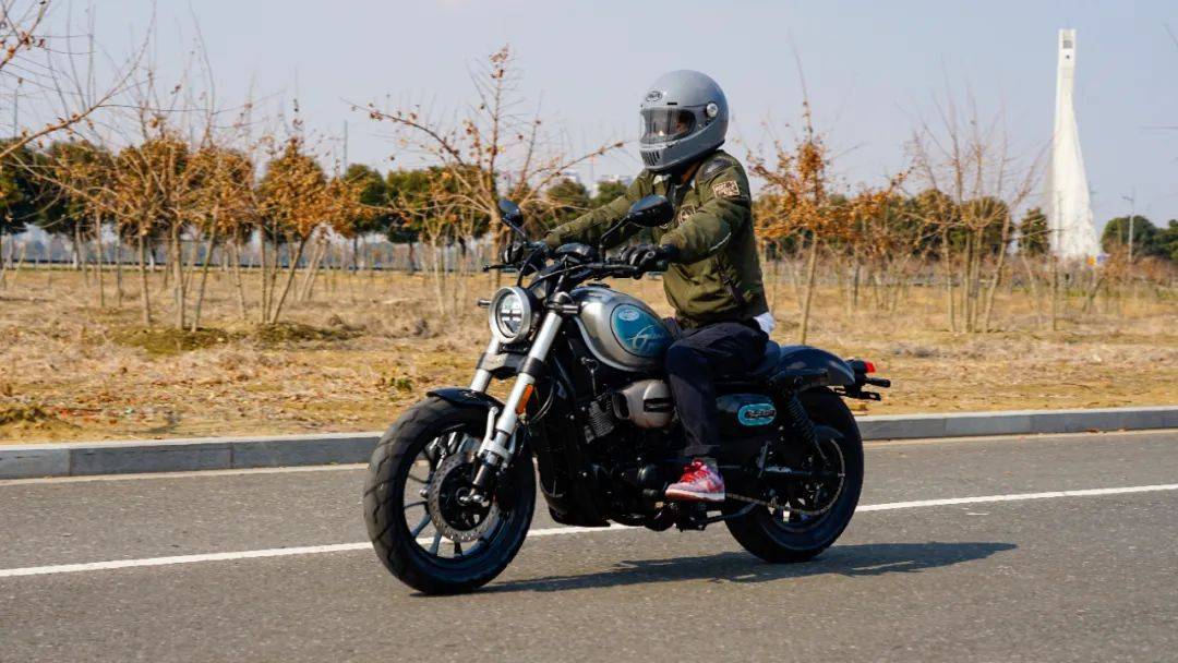 25980元hyosung骁胜摩托gv300s炫版铝轮上市全系标配滑离