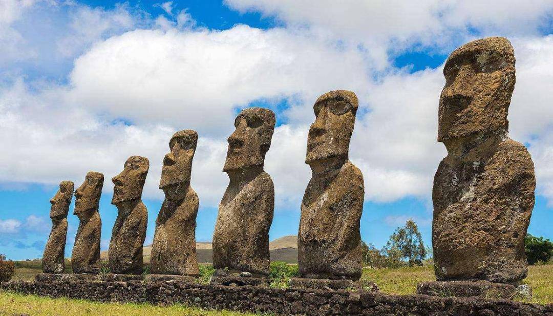 类似的石头雕像,每个雕像估计都在80吨以上.900多尊.