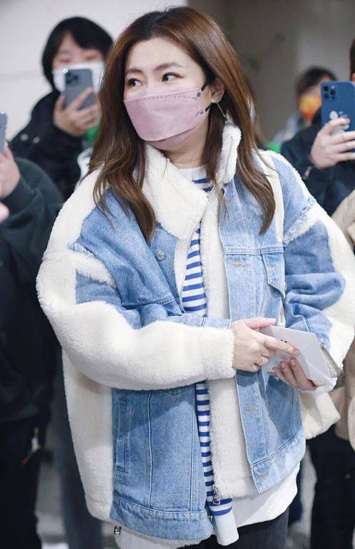 材质 Selina恋爱后首次走机场,40岁大方扮嫩超开心,手上疤痕却抢镜