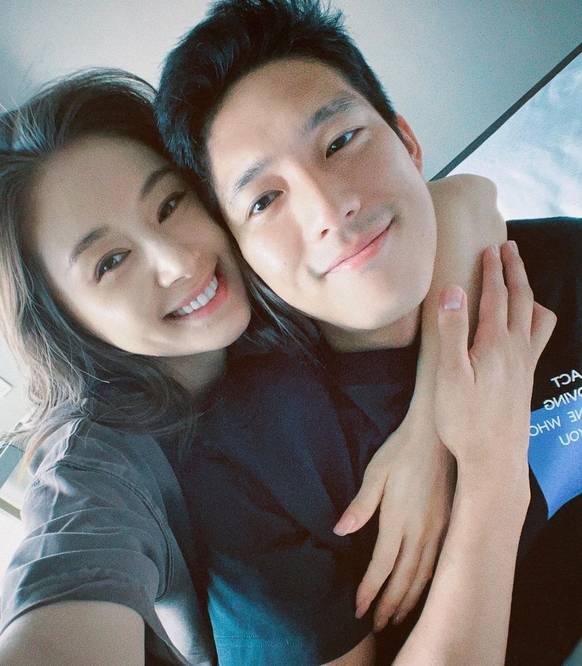 王子文吴永恩甜蜜逛街,牵手搂肩同行很恩爱,现最萌身