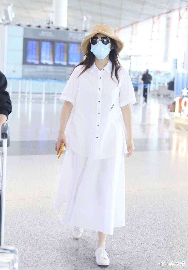 少女 梅婷风格又变了，穿白衬衫配半身裙走机场，超有“少女范”