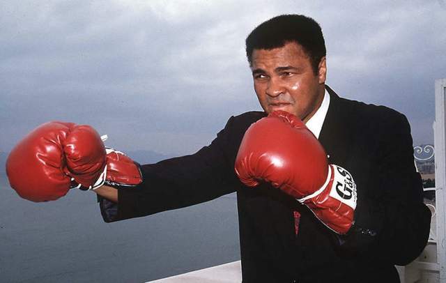 拳王阿里在黑暗中成长为个人和民族战斗的英勇斗士