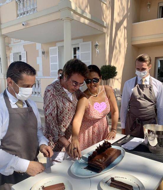 大妈 巩俐也难逃中年发福，可爱碎花裙穿出大妈感，肤色暗淡变化有点大