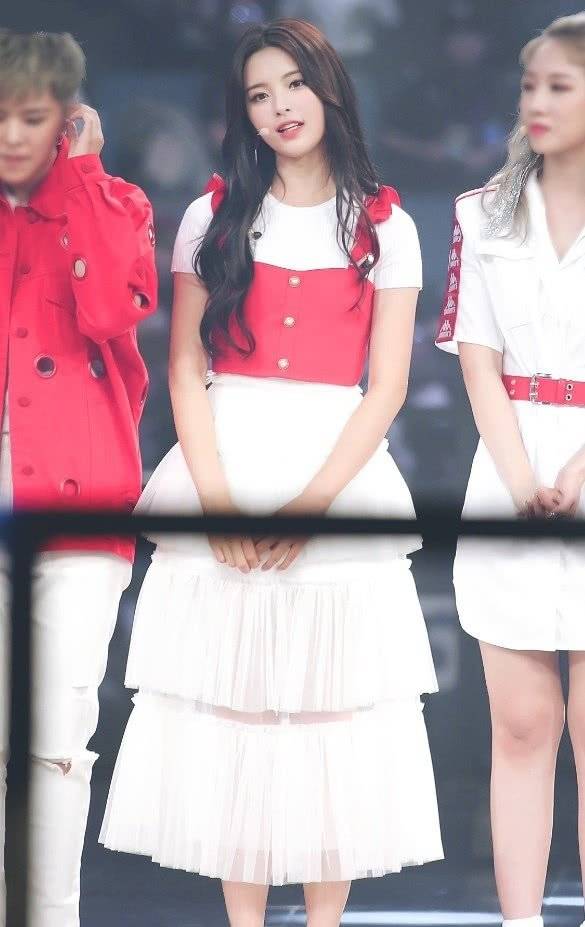 超越 杨超越不愧是村花好节俭，看到她这三分裤的裤边，自己剪的吧！