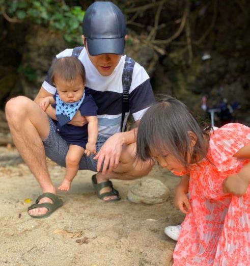 大姑|福原爱混血二胎儿子近照曝光，穿姐姐衣服超节俭，五官精致似妈妈