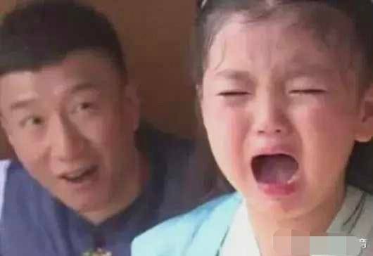 八卦爆料|阿拉蕾：4岁赚钱养弟弟，在没爱的环境带泪成长，懂事得让人心疼！