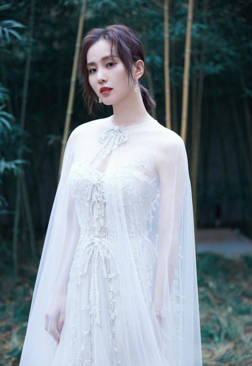 活动同是珍珠仙女裙，45岁周迅不输32岁刘诗诗，周公子柳腰细腿真迷人