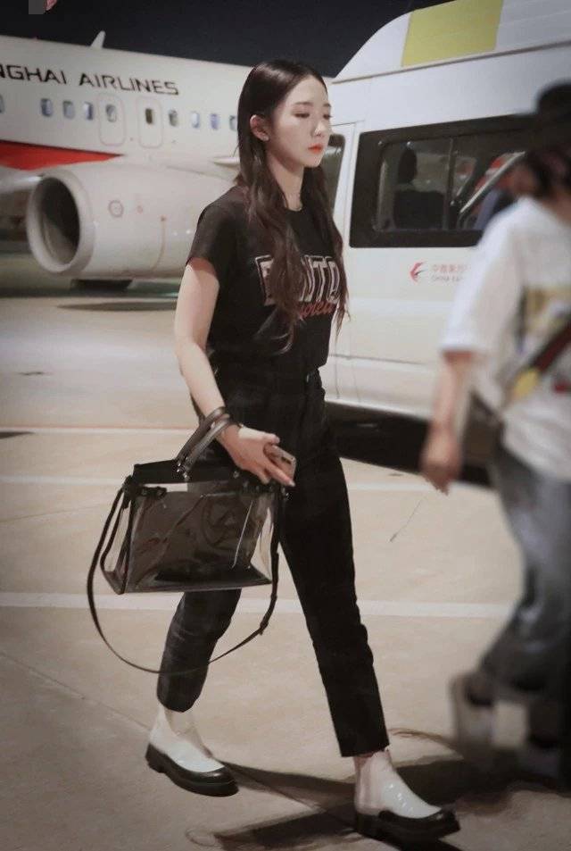 全黑 孟美岐是不小心踩倒墨水瓶了？白靴子鞋底全黑了，看着意外时髦！