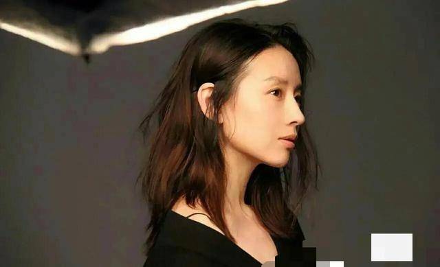 因为张柏芝水滴鼻输给了她，什么样的鼻子小成就美女完美的侧颜？