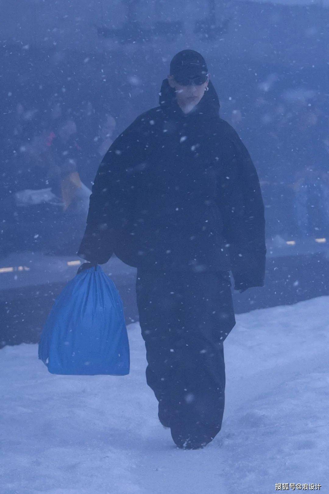 极端 巴黎最“疯狂”的一场秀，Balenciaga还原出极端气候变化下的末日景象！