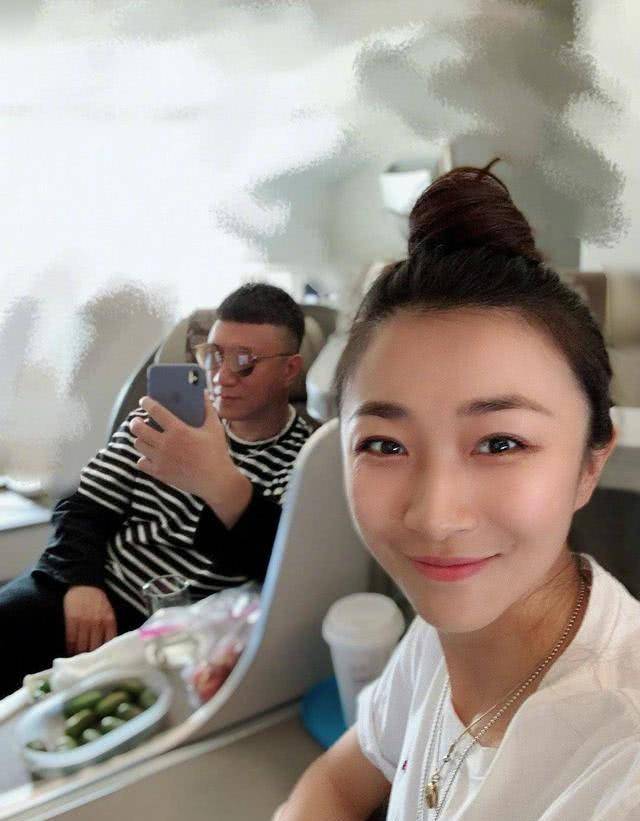 发型 61岁丁嘉丽再又火了!剧中穿衣土,20年前同框孙红雷是朵鲜花