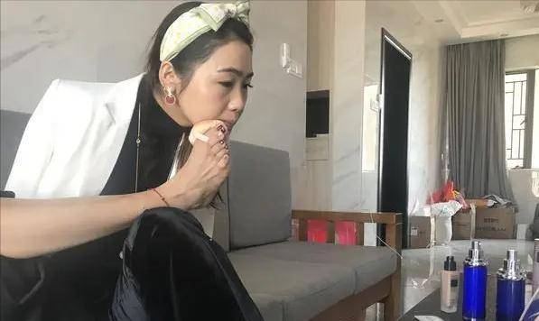 原创断臂女孩杨佩9岁失去双臂靠十字绣逆袭遭男友抛弃再遇真爱