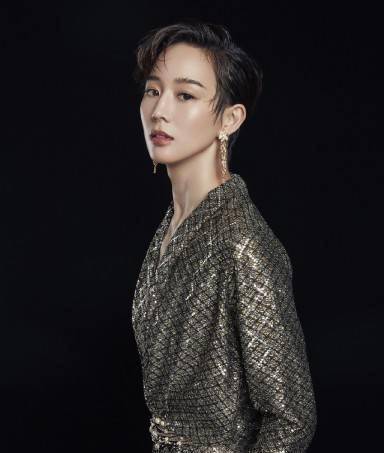 因为有种颜值叫张钧甯，长发造型很女神，剪完短发后清爽还不油腻