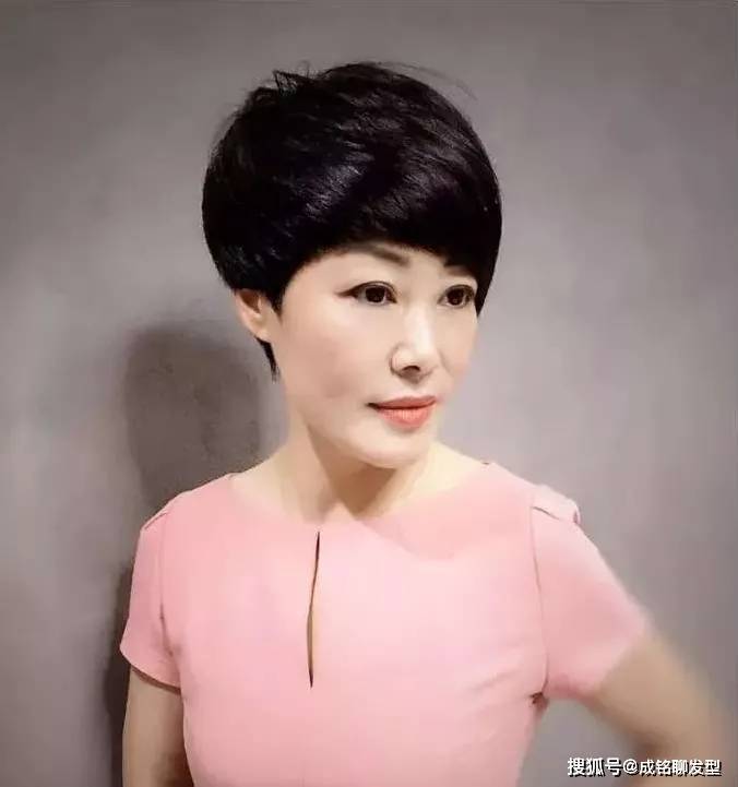 发型为什么女人过了50岁大都留短发？看这四点你就明白，短发才更适合