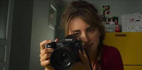 生命|从导演的角度解读《平行母亲》,电影究竟在表达什么主题?