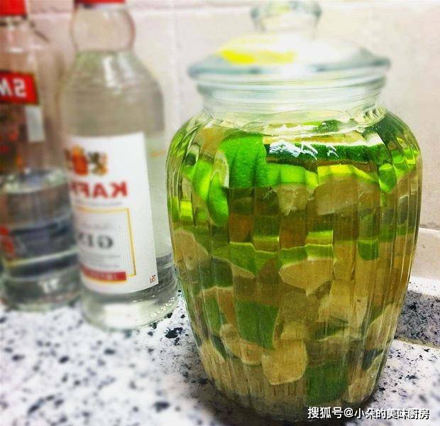 夏季用这5种水果泡酒，各有各的妙用，每天喝一点顺利过夏天_桑葚酒_樱桃_功效