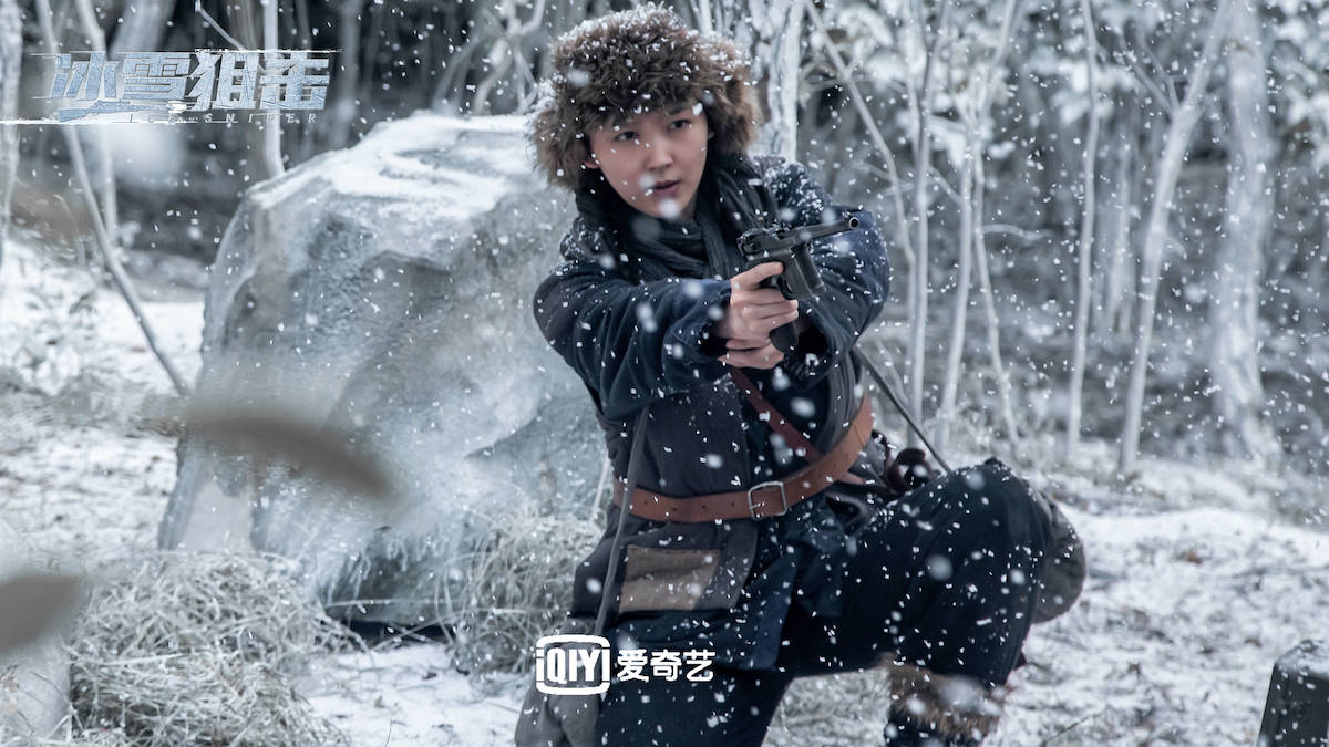 华志(李东学饰)妻儿被日军屠杀悬尸城门;电台联络员罗梅(胡雪儿饰)