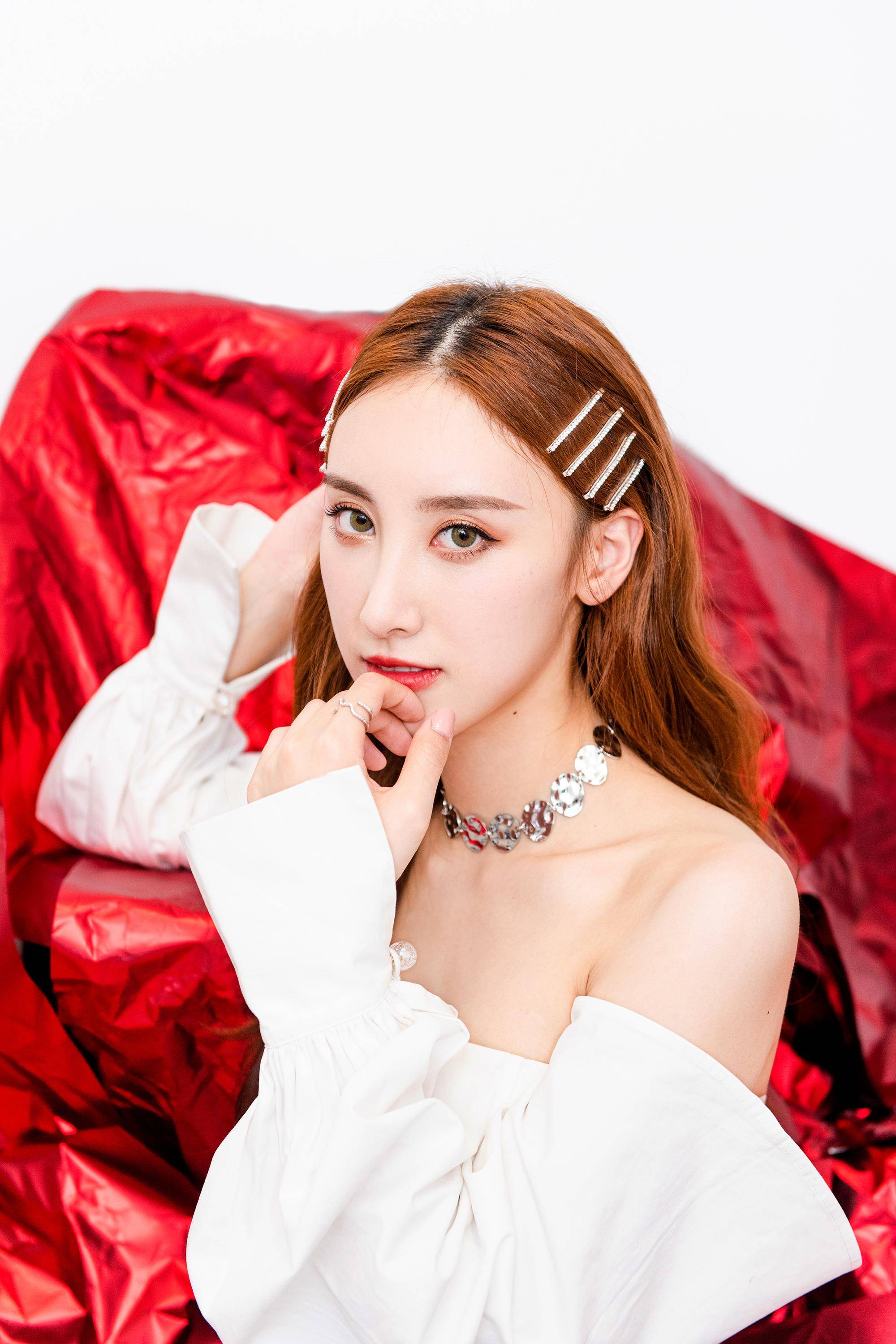 英皇力捧小花早前确诊新冠,疑因此无法参与重头节目_许靖_嘉宾_演出