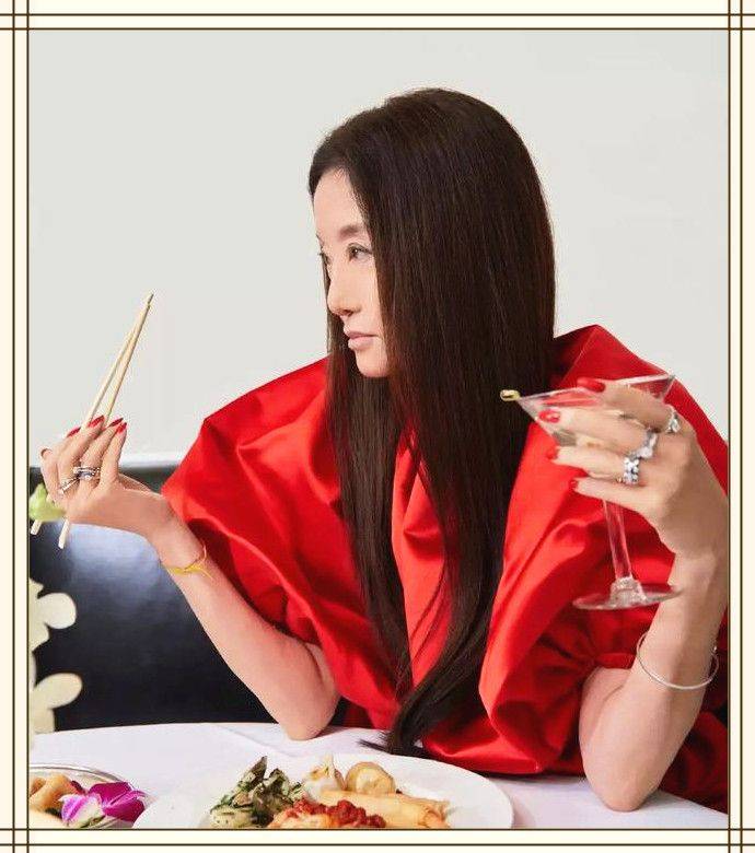 设计 62岁谈恋爱,73岁蹦迪聚会喝洋酒,“婚纱女王”王薇薇的时尚人生