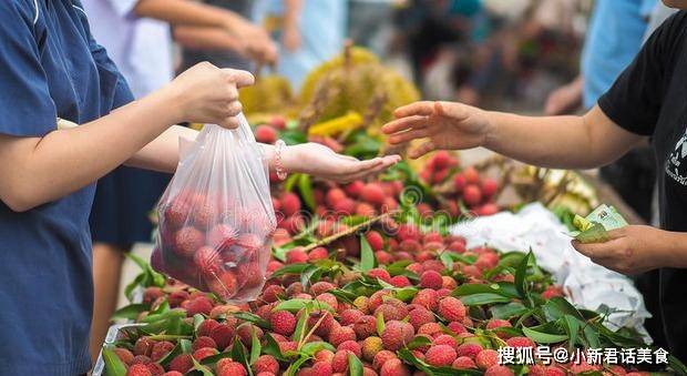 1,首先要牢记,买荔枝的时候,一定要选择更新鲜的,这样的吃起来口感更