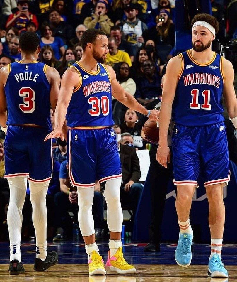 原创被开除出水花兄弟汤普森普尔合砍68分库里仅得到8分