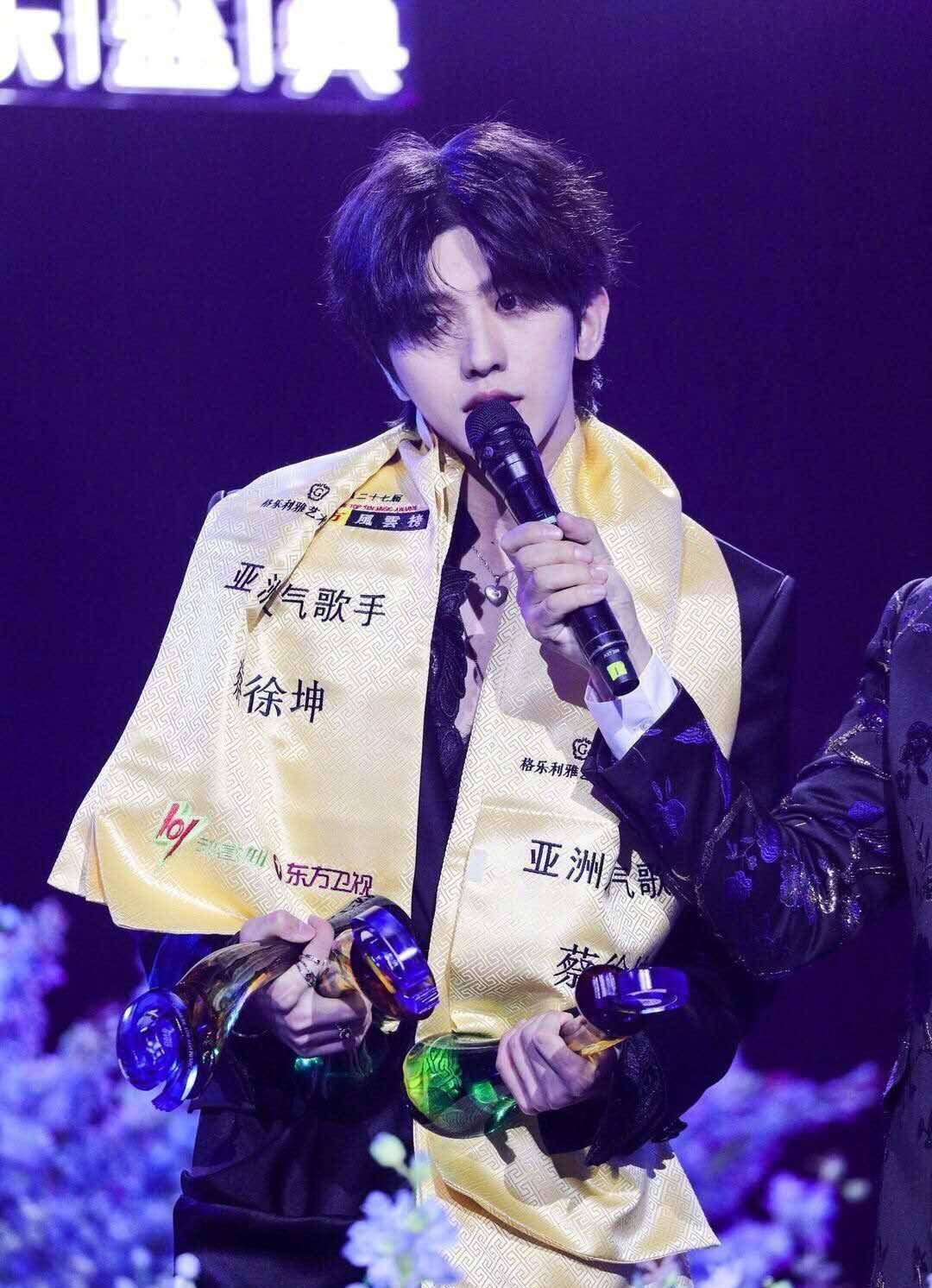 阿云嘎无修图：张艺兴脸圆一圈好像胖了，女主持人遮住半边脸神似杨幂