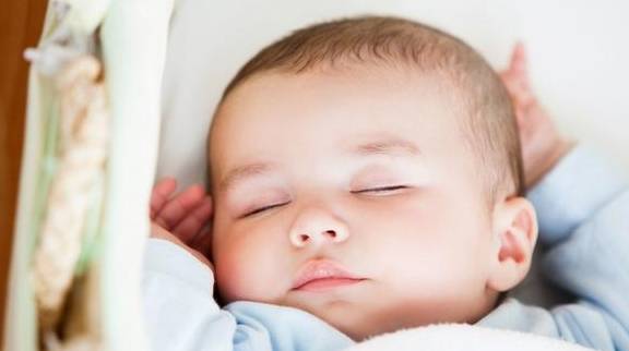新生儿睡觉不安稳，熟睡后易惊醒，科学研究：容易醒的孩子更聪明