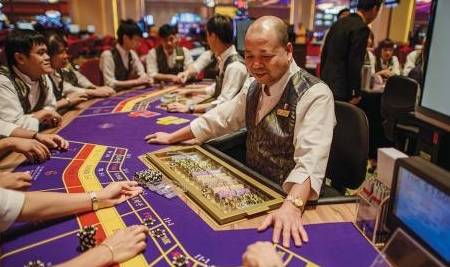 在澳门赌场换了一万元的筹码，转了一圈，却只敢看，不敢下手玩