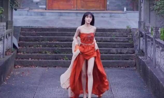原创网红穿汉服露大腿汉服这么穿网友打擦边球